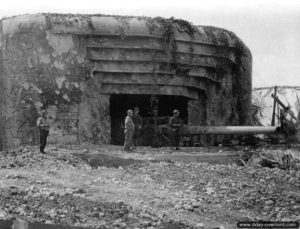 18 juin 1944 : une des deux casemates de la batterie de Crisbecq à Saint-Marcouf avec un canon Skoda de 210 mm. Photo : US National Archives