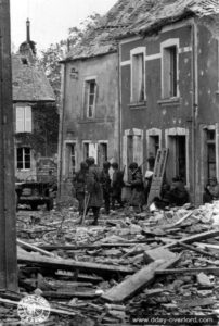 16 juin 1944 : l’état major du 2ème bataillon du 505th PIR de la 82nd Airborne à Saint-Sauveur-le-Vicomte. Le lieutenant colonel Benjamin H. Vandervoort commandant le bataillon est avec ses béquilles et le photographe Robert Capa est le 1er en partant de la droite. Photo : US National Archives