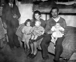24 juillet 1944 : une famille de réfugiés prise en charge au centre d’accueil de Sainte-Marguerite-d’Elle. Photo : US National Archives