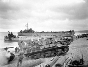 Un char américain M10 Tank Destroyer suivi d’un char Sherman débarque dans le cadre d’un exercice à Slapton Sands. Photo : US National Archives