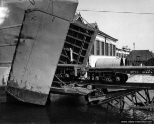 Des wagons sont embarqués à bord du LST-21 depuis les quais du port de Southampton. Photo : US National Archives