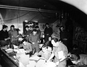 6 septembre 1944 : un centre de communications a été aménagé par les Américains dans le sous-sol du château de Chiffrevast à Tamerville. Photo : US National Archives