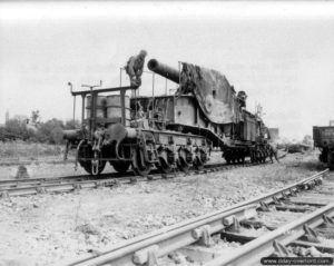 2 août 1944 : un canon allemand sur plateforme ferroviaire Theodor Bruno Kanone de 238 mm en gare de Torigni-sur-Vire. Photo : US National Archives