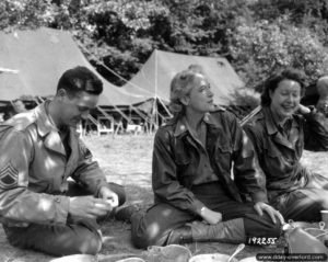1er août 1944 : le lieutenant-colonel Anna Walker Tony Wilson (au centre), commandant les Women Army Corps (WAC) du théâtre d’opérations en Europe. Photo : US National Archives
