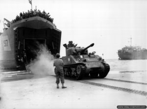 2 août 1944 : débarquement d'un char Sherman de la 2ème division blindée française à Saint-Martin-de-Varreville. Photo : US National Archives