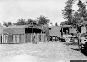 14 août 1944 : un stock de bouteilles de gaz utilisé par les Américains à Valognes. Photo : US National Archives