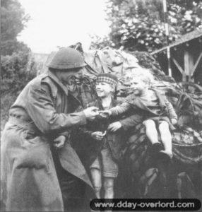 19 juin 1944 : les deux frères Frémont : Marcel, 10 ans (qui porte le calot canadien) et son frère Daniel, 4 ans à Colomby-sur-Thaon. Photo : IWM