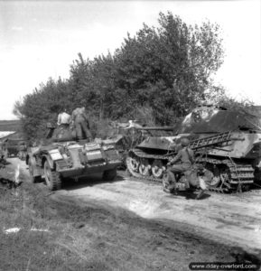 22 août 1944 : un convoi allié progresse à proximité d’un Tigre II et d’un Bergepanther du Panzer-Abteilung 503 dans le secteur de Vimoutiers. Photo : US National Archives