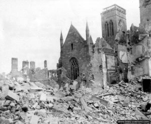 8 août 1944 : les ruines de l’église Notre-Dame de Vire. Photo : US National Archives