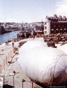 Des ballons captifs sur les quais de Weymouth en juin 1944. Photo : US National Archives