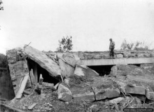 6 juillet 1944 : les ruines des casemates du centre de montage et de ravitaillement de V1 à La Tuilerie à Yvetot-Bocage. Photo : US National Archives