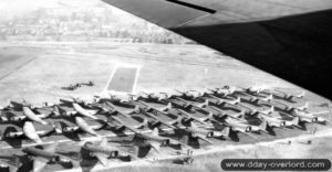 Vue aérienne d’un aérodrome en Angleterre avec des C-47 et des planeurs Waco. Photo : US National Archives