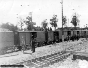 7 septembre 1944 : des wagons de marchandise dans la gare d'Alençon. Photo : US National Archives