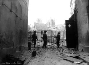 21 août 1944 : des soldats américains patrouillent dans le secteur de l’église Saint-Germain d'Argentan. Photo : US National Archives