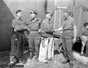 30 juillet 1944 : Frank Shuster, Johnny Wayne, E. C. Loveridge et J. J. Foy de l’Invasion Revue. Photo : US National Archives