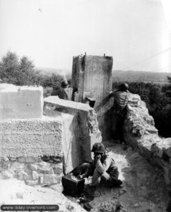 Le 9 août 1944, des observateurs d’artillerie de la 2nd Armored Division en position à Barenton. Photo : US National Archives