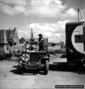 27 juin 1944 : l’ambulance de campagne appartenant à la 9ème brigade de la 3ème division d’infanterie avec à son bord L. E. McKeating, A. E. Buell et L. F. McCadam à Basly. Photo : US National Archives