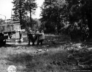 Transport de corps de soldats vers le cimetière provisoire de Blosville. Photo : US National Archives