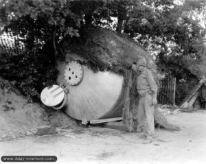Cuve destinée au stockage du peroxyde d’hydrogène servant à la propulsion du chariot de lancement des fusées V1 à Bricquebec. Photo : US National Archives