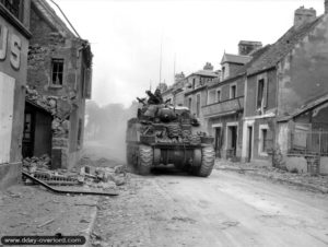 10 juillet 1944 : un char M4 Sherman d'observation appartenant au Sherbrooke Fusiliers Regiment, 2nd Canadian Armoured Brigade (Independent). Photo : US National Archives