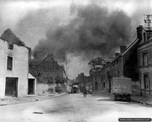 14 juin 1944 : des soldats américains rue Holgate en direction de Périers à l’entrée de Carentan. Photo : US National Archives