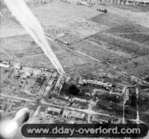 Un chasseur allié tire ses roquettes en direction des bâtiments de l’aérodrome. Photo : US National Archives