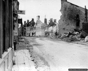 La commune de Caumont-l’Eventé en ruines. Photo : US National Archives