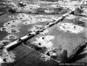 Vue aérienne du pont sur la Sienne bombardé par les Alliés. Photo : US National Archives