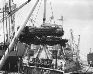 13 août 1944 : déchargement d’une locomotive 140 sur la digue du Homet à Cherbourg. Photo : US National Archives