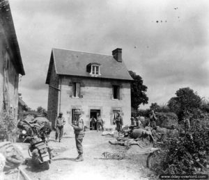 29 juillet 1944 : des soldats américains font une pause dans ce corps de ferme à Coutances. Photo : US National Archives