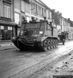 Un Crusader gun tractor Mk I dans les rues de Creully. Photo : US National Archives