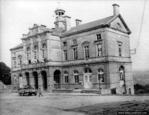 Un véhicule de reconnaissance M8 Greyhound devant l’Hôtel de Ville de Domfront. Photo : US National Archives