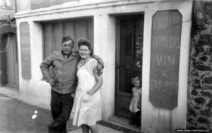 Un soldat américain fraternise avec une jeune femme de Donville-les-Bains. Photo : US National Archives