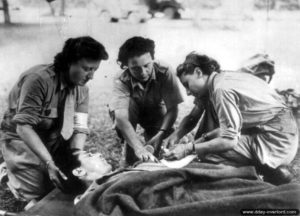 Des « Rochambelles » rattachées à la 2ème division blindée soignent un soldat blessé dans le secteur d'Écouché. Photo : US National Archives