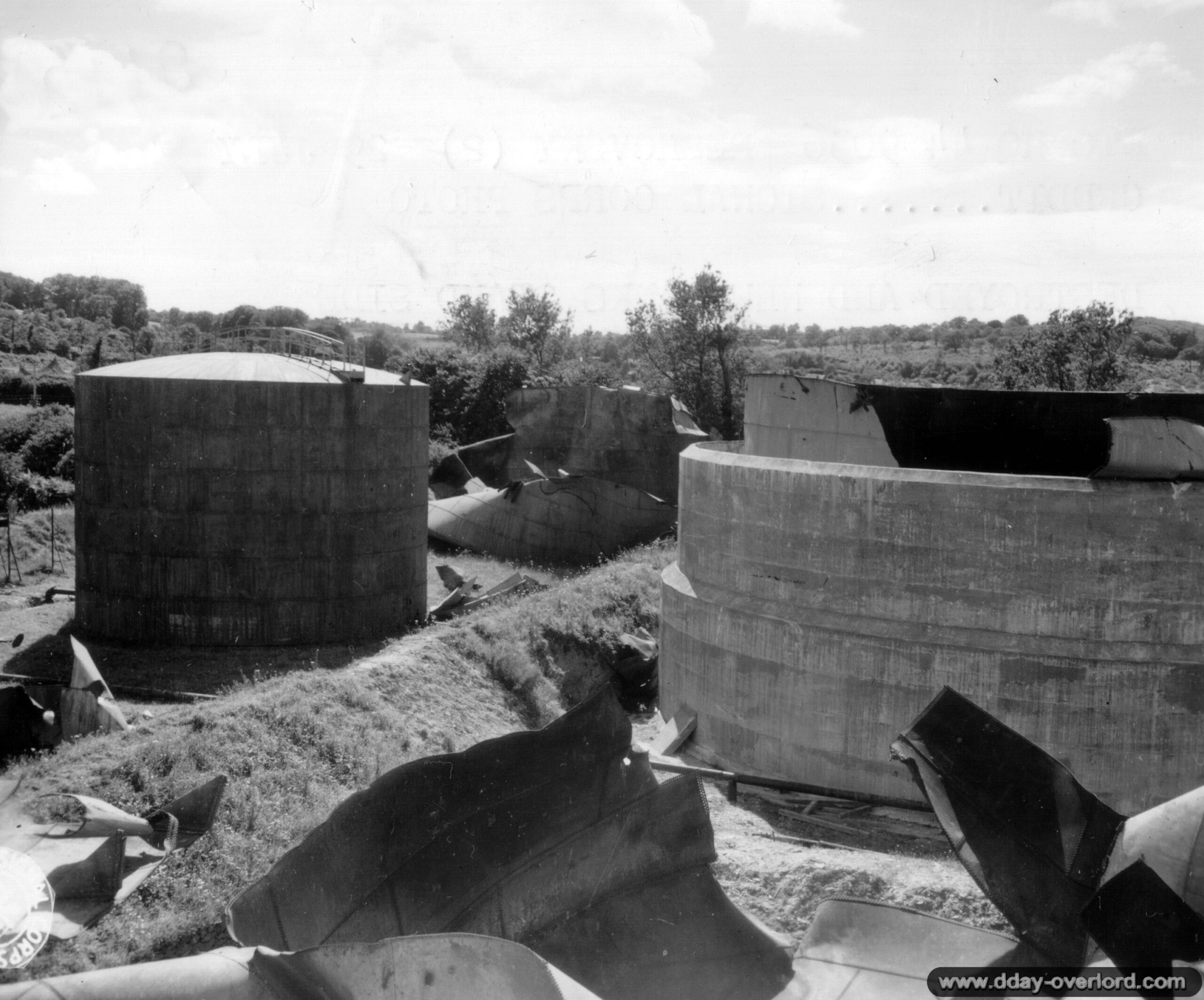 Etréham en 1944 pendant la bataille de Normandie 1 Les cuves alimentant les pipelines de carburant au Mont Cauvin dans le cadre du système de ravitaillement PLUTO ("minor system"). Photo : US National Archives