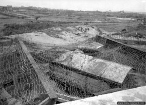 28 juin 1944 : casemate numéro 2 protégeant un canon de 250 mm et recouverte d'un filet de camouflage, appartenant à la batterie "Hamburg" située à Fermanville. Photo : US National Archives