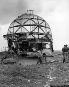 22 juin 1944 : radar FuMO 214 Würzburg-Riese sur les hauteurs d'Arromanches au point d'appui Stützpunkt 42. Il était servi par des éléments appartenant au 2./Funkmess-Abteilung. Photo : US National Archives