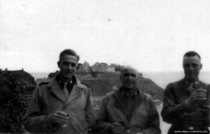Deux soldats américain avec en arrière-plan la haute-ville de Granville et la pointe du Roc. A comparez avec la photo précédente. Photo : US National Archives