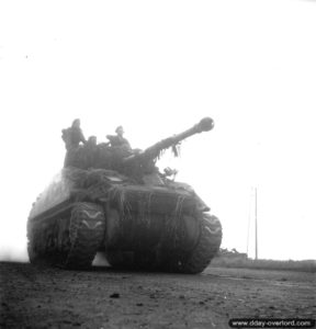 25 juillet 1944 : dans le brouillard matinal de l'opération Spring, un char Sherman Firefly débute l’offensive dans le secteur d'Ifs. Photo : US National Archives