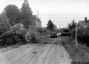 Un char Sherman du 32nd Armored Regiment de la 3rd Armored Division détruit face à l’épave d’un Sturmgeshütz StuG III à Juvigny-le-Tertre. Photo : US National Archives