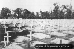 31 juillet 1944 : le cimetière de La Cambe, le drapeau américain en berne. Photo : DR