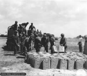 Déchargement de jerrycans de carburant sur l'ALG A-6 de La Londe. Photo : US National Archives