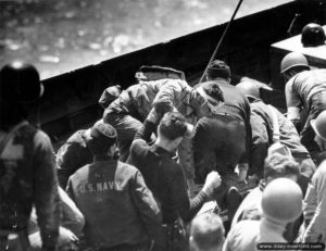 Évacuation de blessés transportés à bord d’un chaland LCVP au large des côtes normandes dans la Manche. Photo : US National Archives
