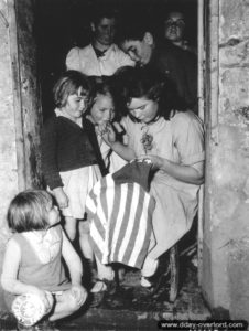 4 juillet 1944 : une famille du Molay-Littry est occupée à coudre un drapeau américain pour fêter la libération. Photo : US National Archives