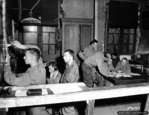 5 août 1944 : des soldats du 720th Railway Operating Battalion à Lison. Photo : US National Archives