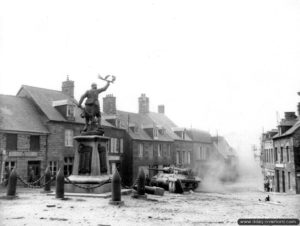 Un chasseur de chars M10 traverse la place centrale de Lonlay-l’Abbaye. Photo : US National Archives