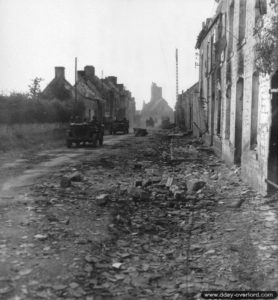 20 juin 1944 : rue Saint Jacques à Montebourg, des Jeeps appartenant au 12ème régiment de la 4ème division d’infanterie. Photo : US National Archives