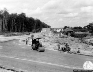 Les Américains remettent en condition la route de la forêt de Balleroy, ici le carrefour de l’Embranchement à Montfiquet. Photo : US National Archives