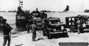 Le LCT-550 débarque ses véhicules et son matériel à Omaha Beach. Photo : US National Archives