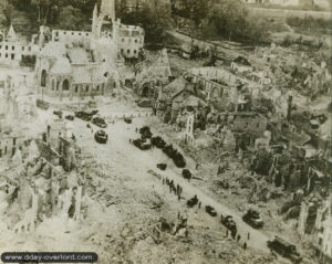 6 août 1944 : un convoi de chars et camions américains traverse Périers. Photo : US National Archives